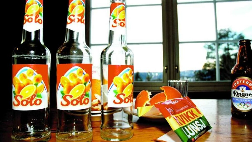 DE TO STORE: Selv om skiklubben Ullsokk er uenige i hva som smaker best av drikke, er Kvikklunsjen og appelsinen fortsatt like obligatoriske som de alltid har vært på skitur.