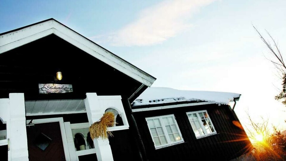 HELT PÅ HØYDEN: På en liten bakketopp i Nordmarka ligger Studenterhytta. I helgene er det servering fra 11 til 16. De siste gjestene kan også nyte den vakre solnedgangen på vei hjem.