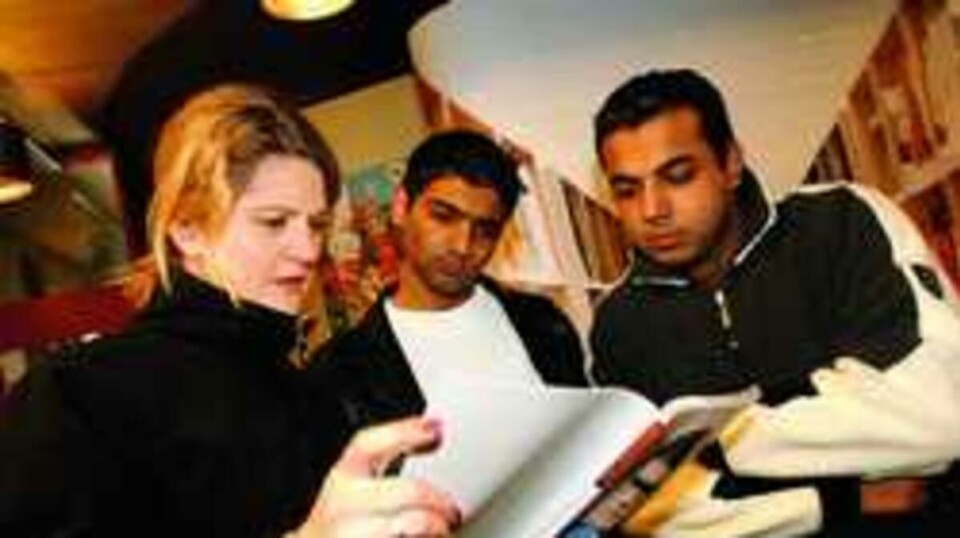 PÅ MOTIVASJONSMESSEN: Gulrez Ahmed Sharef og Mubashar Amin vil begge studere ved UiO, og får råd fra Christine Stokke.