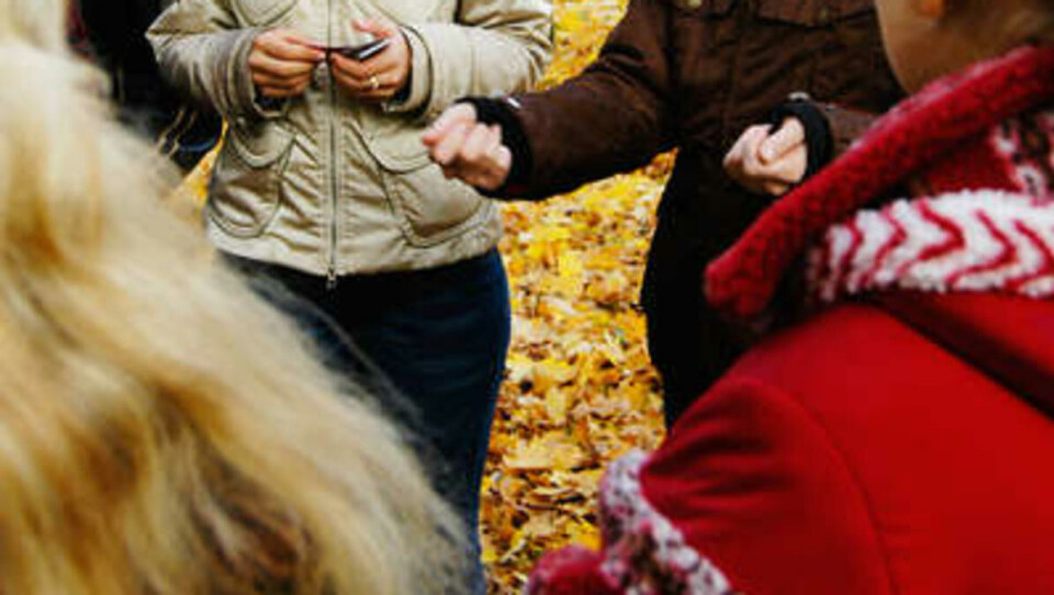 OPPGITT: Tina Marii Skare forteller de ukrainske studentpolitikerne at juks ikke er tillatt i Stratego.