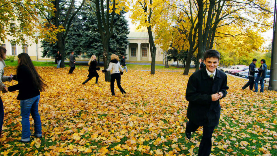 STRATEGO: Ukrainske studentpolitikere morer seg med strategispill i parken utenfor Universitetet i Dnepropetrovsk.