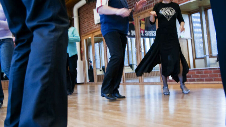 BOUNCING: Trond Harr og Vivian Hallaraker demonstrerer bouncing, og småhopper lett og ledig over parketten.
