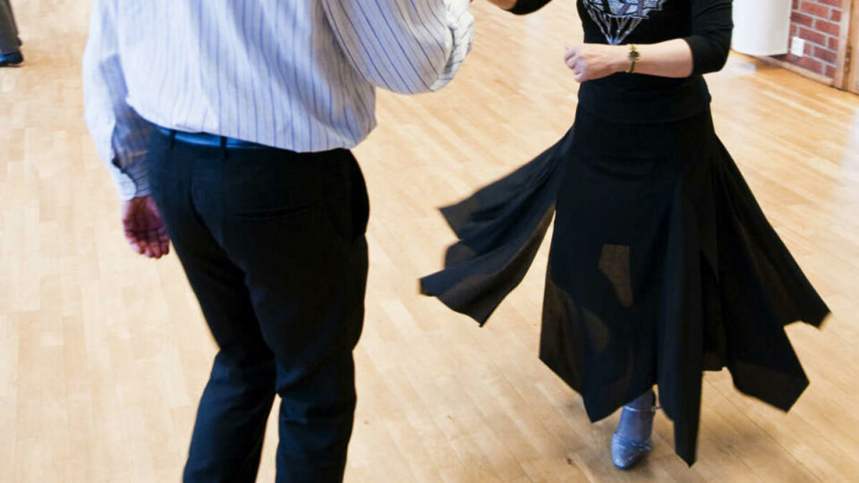 MANNLIG OPPMØTE: I dag er det like mange menn som kvinner til stede på Trond Harrs dansekurs. Dermed trenger ikke Vivian Hallaraker å skifte kjønn og danse med de kvinnelige deltakerne.