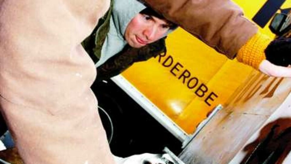 SPRAY: Malejobben ble ikke helt ferdig i Oslo og måtte således fortsettes på bensinstasjoner underveis.