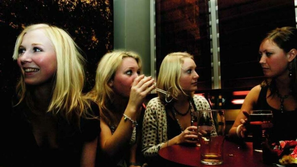 FANCY: Jusstudentene Hanne Starborg, Katinka Tranborg, Christine Fleischer og Marie Larssen er fornøyde med den nye Frokostkjelleren. -- Det er veldig fint her. Jeg hang mye på U1 i fjor, det var utrolig kult der, men det må jo være litt mer fancy her, dette er jo tross alt jus, forteller Hanne med et stort smil.