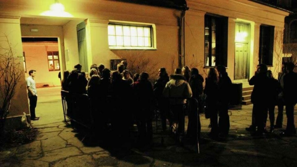 NYTTELØST: Vaktsjefen har allerede fortalt at Frokostkjelleren stenger om 20 minutter, men alle vil inn og se de nye fasilitetene.