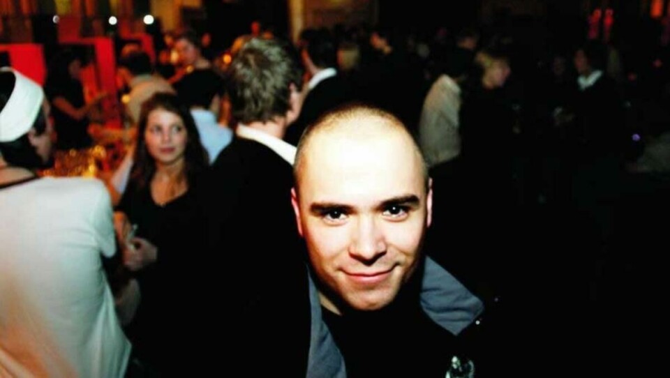 SJEKKER STUDENTITET: Daglig leder Andreas Cederkvist er vaktsjef for kvelden. -- Vi er et studentsted med pils til 33 kroner, så vi er ganske nøye på å sjekke studentleg. Vi låner lokaler gratis av UiO for å yte studentvelferd, og det er det vi ønsker å drive med. Du kommer aldri til å finne oss på ølbørsen til Dagbladet. -- Allerede da vi lå i Urbygningen, fant gardistene på Huseby ut at her var det billig øl og søte jenter. Etter det har vi vært ganske nøye på å sjekke leg.