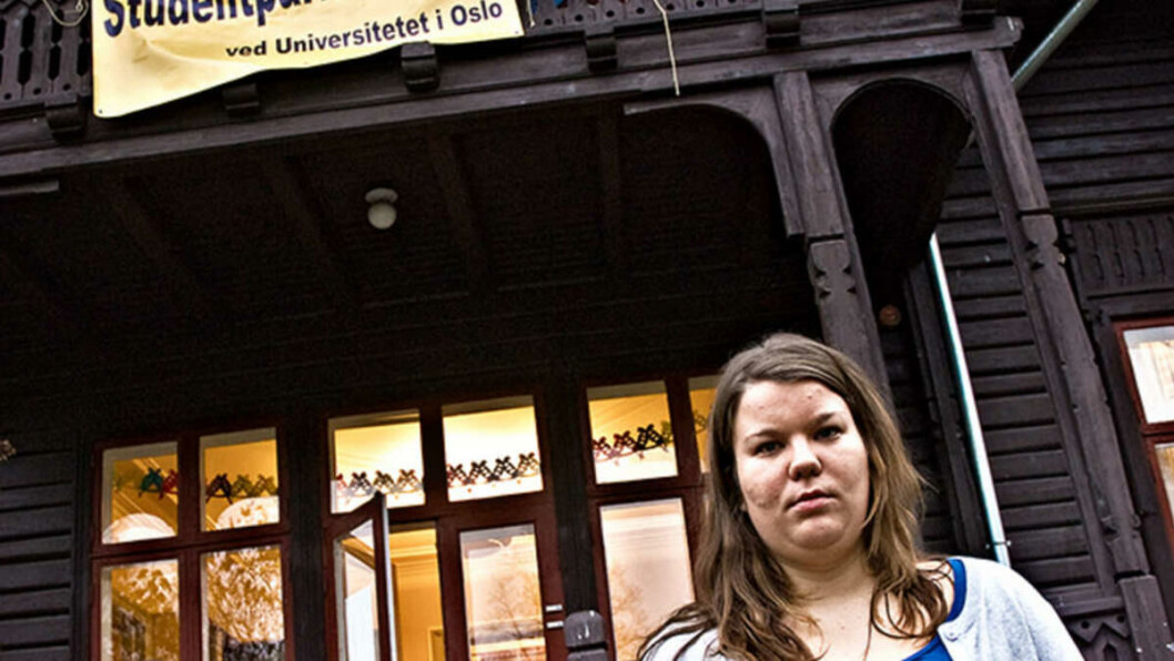 EKSAMENSKRAV: - Jeg kjenner til et tilfelle hvor en student leverte inn en lang bacheloroppgave og bare fikk tilbake en skriftlig begrunnelse på en halv setning, forteller leder av Studentparlamentet ved UiO Mari Helen Varøy. Nå vil Studentparlamentet kreve skriftlig begrunnelse på alle eksamener. EKSAMENSKRAV: - Jeg kjenner til et tilfelle hvor en student leverte inn en lang bacheloroppgave og bare fikk tilbake en skriftlig begrunnelse på en halv setning, forteller leder av Studentparlamentet ved UiO Mari Helen Varøy. Nå vil Studentparlamentet kreve skriftlig begrunnelse på alle eksamener.