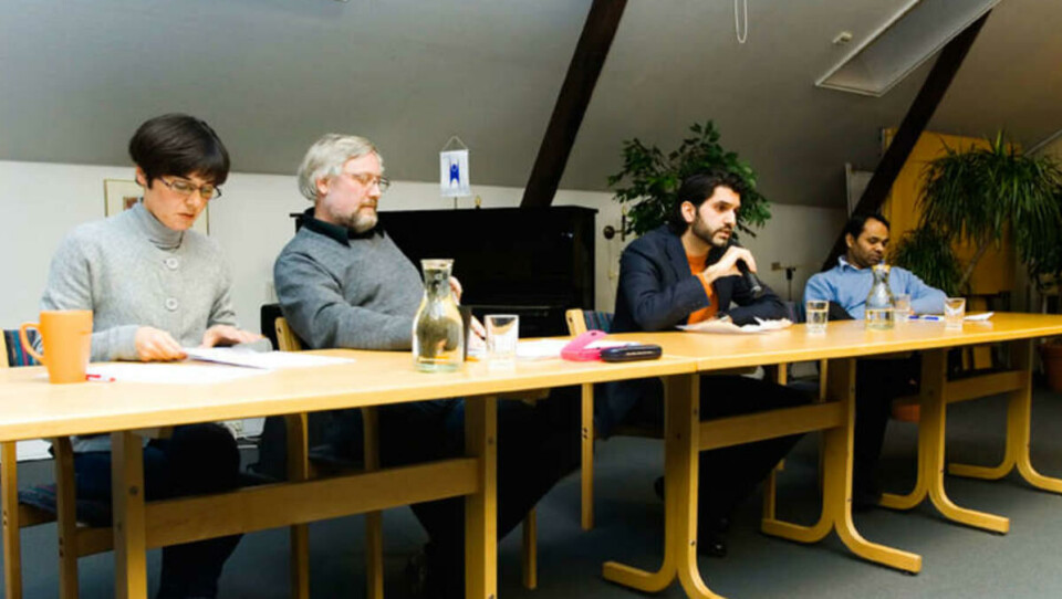 MOTPOLER: Under debatten var det stor avstand mellom henholdsvis Sara Azmeh Rasmussen og Lars Gule på venstre side og Usman Rana og Asghar Ali på den andre.