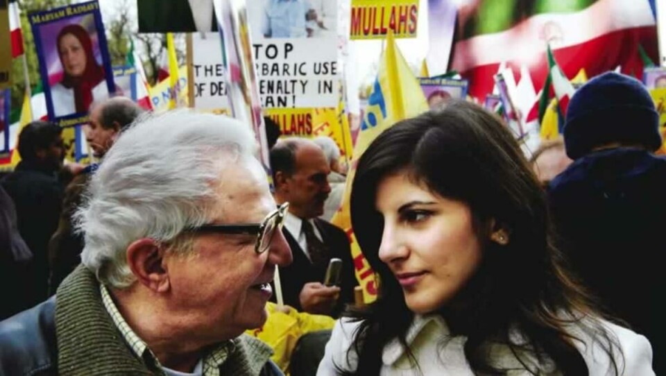GLEDELIG GJENSYN: På demonstrasjonen i Brussel var også onkelen til medisinstudenten Ashraf som er eksilert i Frankrike. De fleste andre i familien er drept i Iran.