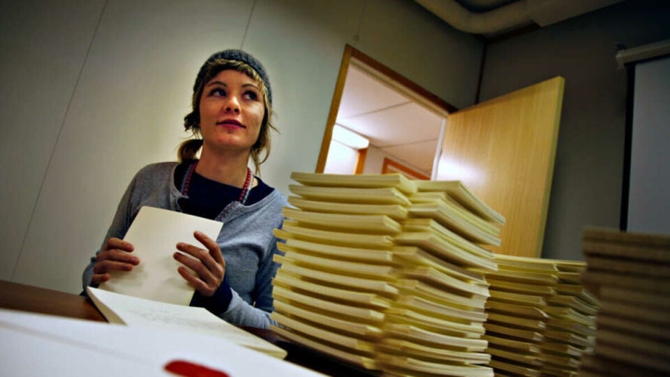 ARBEIDSFOLK: Sonja Dalseth er en av mange forventningsfulle redaksjonsmedlemmer som har brukt de siste månedene på brevvekslinger med åndshøvdingene. I forgrunnen sees et ferdigstemplet eksemplar av tidsskriftet.