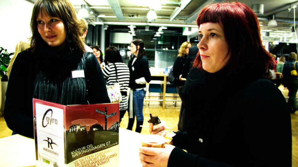PÅ HUGGET: Kultur og ledelse-studentane Pernille Mogensen og Elin Rekdal meiner norsk kultur må bli betre til å marknadsføre seg.