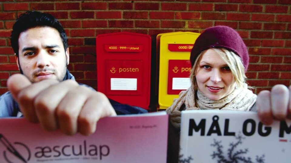 PROBLEMATISK: Redaktør Soheil Dabestani i Æsculap og Mål og Makt – medarbeider Astrid Dypvik vil få problemer med å lage tidsskrift når den nye portoordningen trer i kraft etter nyttår.