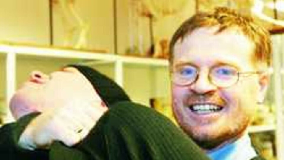 GREI SENSEI: Charles Press demonstrerer med glede skånsom juling.