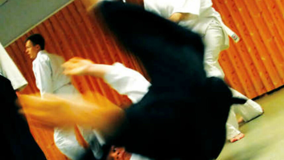 FALL MED STIL: Forsamlingen på Domus Athletica ivrer etter å kunne mestre fallteknikkene i Aikido.