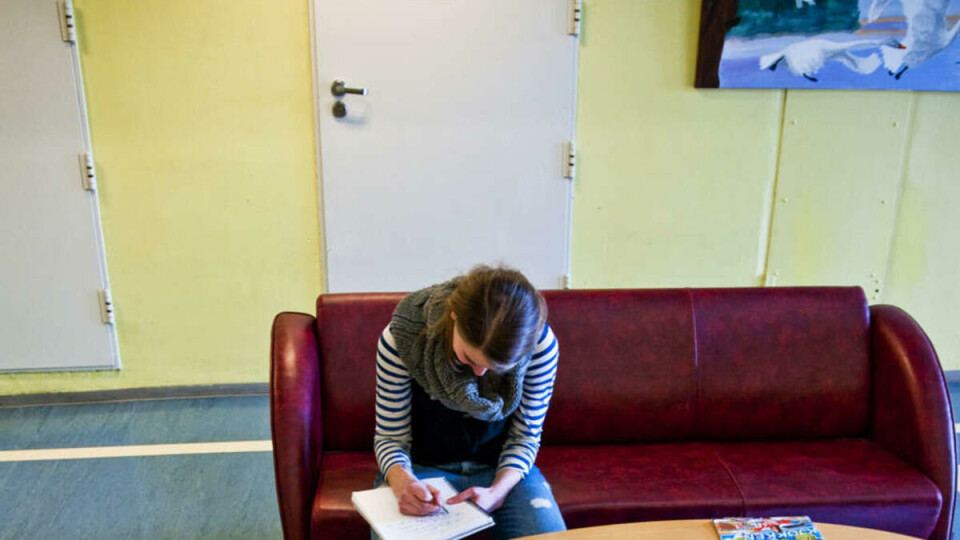 MISFORNØYD MED TILBUDET: Vi får intervjue «Ahmed» mens han bruker tida i «fellesskap» i sofaen utafor cella. Han har sittet inne i seks uker og aner ikke når han slipper ut.