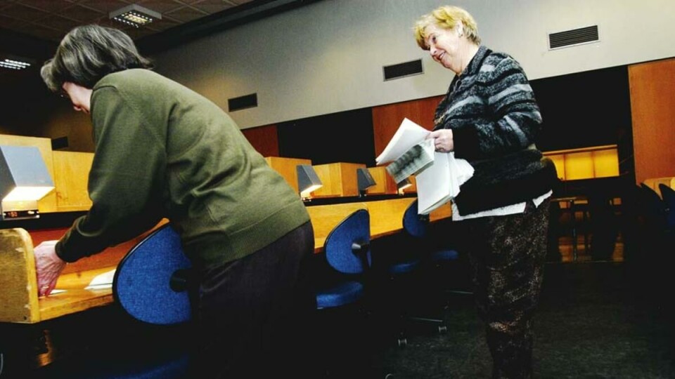 KLEDDEARK OG INNFØRINGSARK: Eksamensvaktene forbereder pultene til studentene.