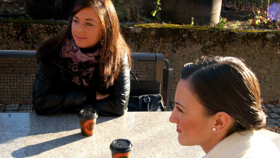 KRITISKE: Amila Begic og Elma Drinjakovic meiner SV-kaffeen ikkje har gjort noko sjakktrekk for å verne om studentane si helse.