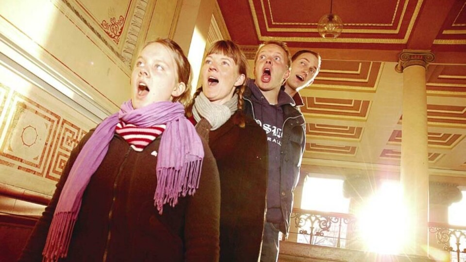 LAAANGE TRADISJONER: (f.v) Benedicte Engøy, Inger Berg-Hansen og Fredrik Matheson (t.h) fra Akademisk Korforening finner tonen med Kristian Taraldsen fra Den norske studentersangforening (nest bakerst).