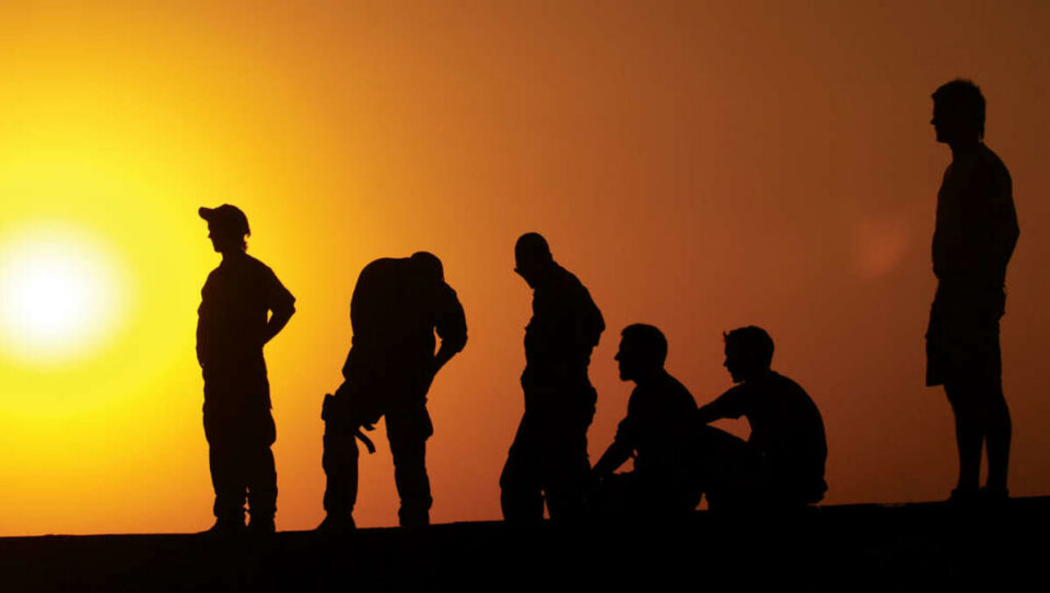 SOLDATER I SOLNEDGANG: Norske soldater i Camp Nidaros i Masar-e Sharif nord i Afghanistan. Deres arbeidsoppgaver var å rykke ut og uskadeliggjøre fienden ved hendelser i Nord-Afghanistan.
