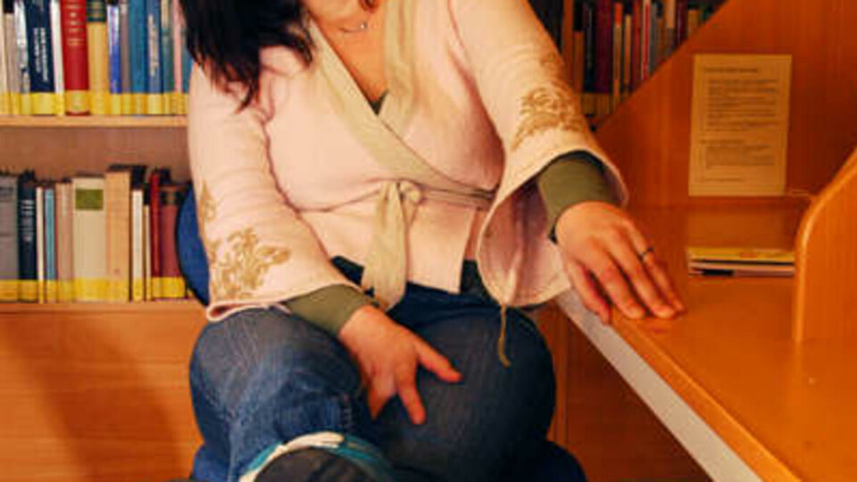GRATIS FORFATTERLEILIGHET: Tyra Theodora Tronstad skrev store deler av sin debutdiktsamling «Mandag morgen står de døde i kø» på Det teologiske fakultets lesesaler.