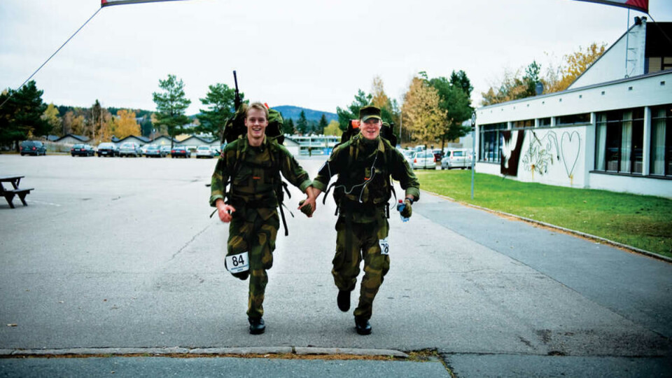ENDELIG I MÅL: Gnagsår på de merkeligste steder og verkende bein til tross. Mestringsfølelsen soldatene får av å klare et godt løp gjør det verdt det.