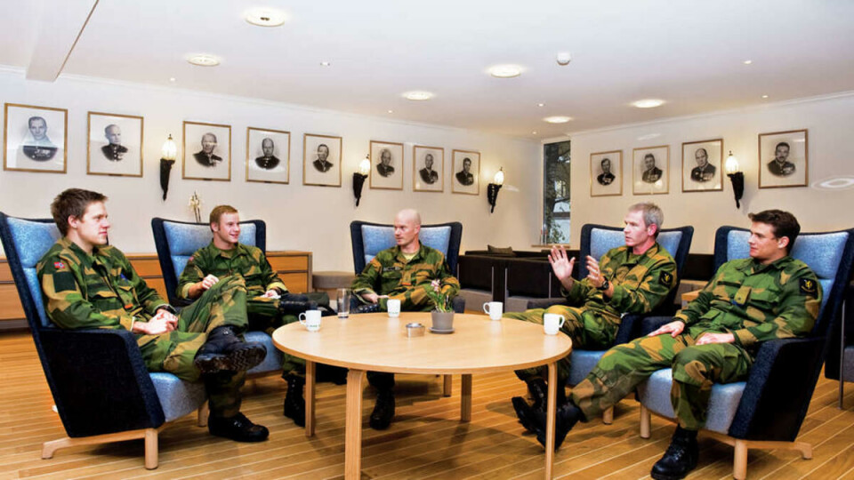 PÅ SKOLEN: I de dype lenestolene i messa på Krigsskolen diskuteres vanskelige etiske problemer med det å måtte ta liv. F.v.: Kadettene Thomas Pettersen og Chris Pettersson, instruktør Torgeir Menne, hovedlærer Are Langaard Jensen og kadett Peter Meyer.