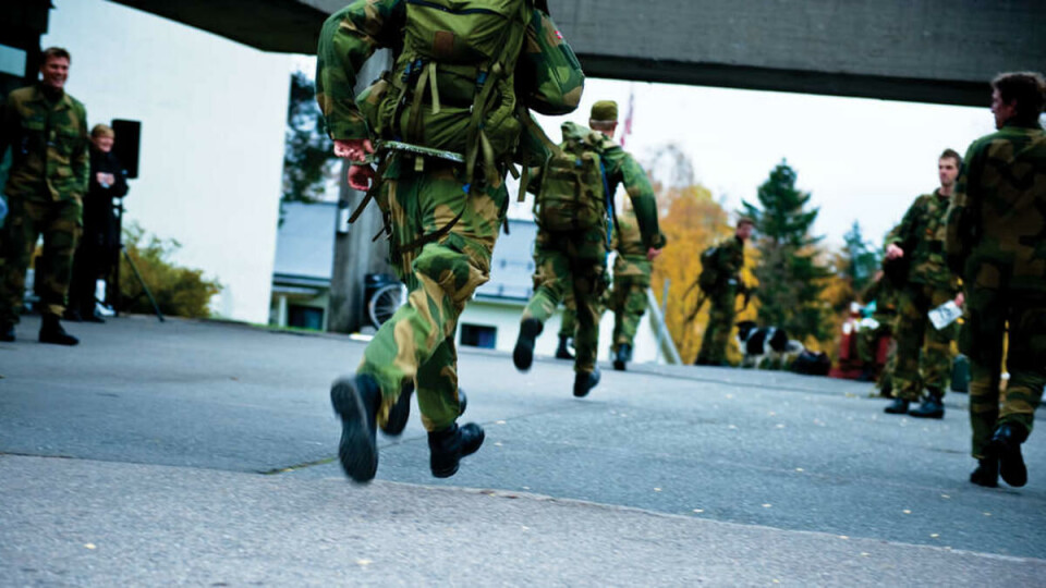 TØFF TRENING: 10 kilo i sekken, ubehagelige støvler og et tungt gevær på ryggen. 3-mila i militæret er litt annerledes enn for toppidrettsutøvere.