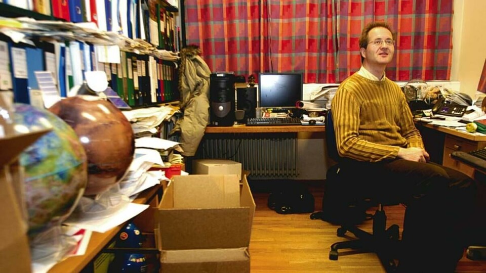 ØDEGAARDS KOSMOS: -- Dette er ingenting. Når det er store arrangementer, ser dette kontoret ut som et kaos, sier Ødegaard.