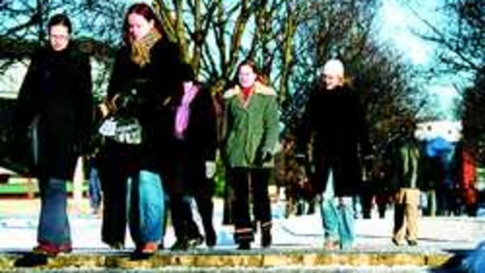 STUDERER NÆR HJEMMET: –Hilde Tørhaug (26), er i ferd med å avslutte hovedfaget i statsvitenskap ved UiO. –Det har jo helt klart en betydning at jeg kommer fra Oslo–området for at jeg studerer på Blindern, men det er flere faktorer som spiller inn, sier hun.