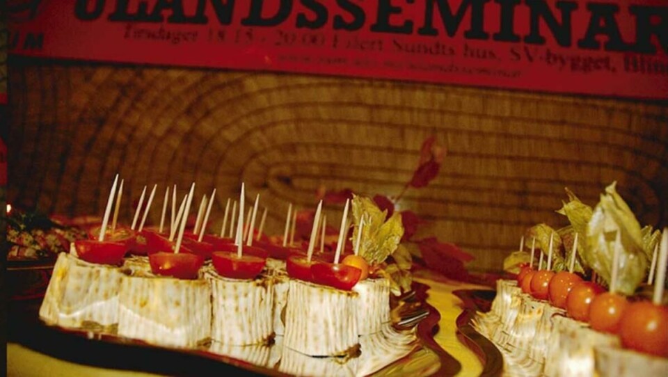 FELLES ENGASJEMENT: Utviklingsentusiaster kom sammen under U-landseminarets 30-årslag. Dagens studentleder, Marte Nordviste (t.v.), dernest de gamle grunnleggerne av seminaret, til høyre statssekretær i Utenriksdepartementet, Anne Margrethe Stenhammer.