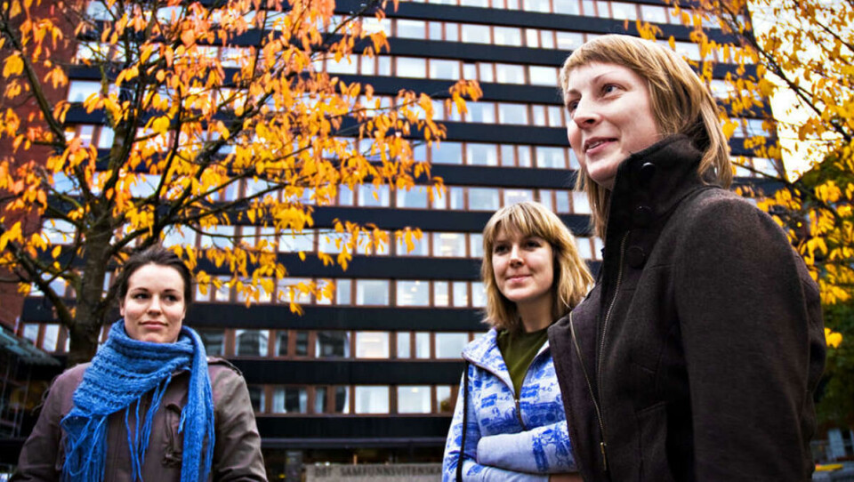 VI STEMTE: - Det er viktig å støtte opp om studentdemokratiet for å øke legitimiteten, sier Kari Christensen Nordby (til venstre). Hun får støtte av Inga Ydersbond og Sophie Kristoffersen, som også stemte ved studentparlamentsvalget. Alle tre hører hjemm