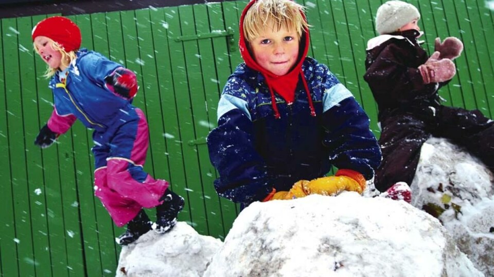 PÅ PLASS: Lea K. Nummedal (5), Falk Karevold (5) og Mie Granlund (5) er heldige og har plass i studentbarnehage. Her koser de seg meg vinterens første snø.