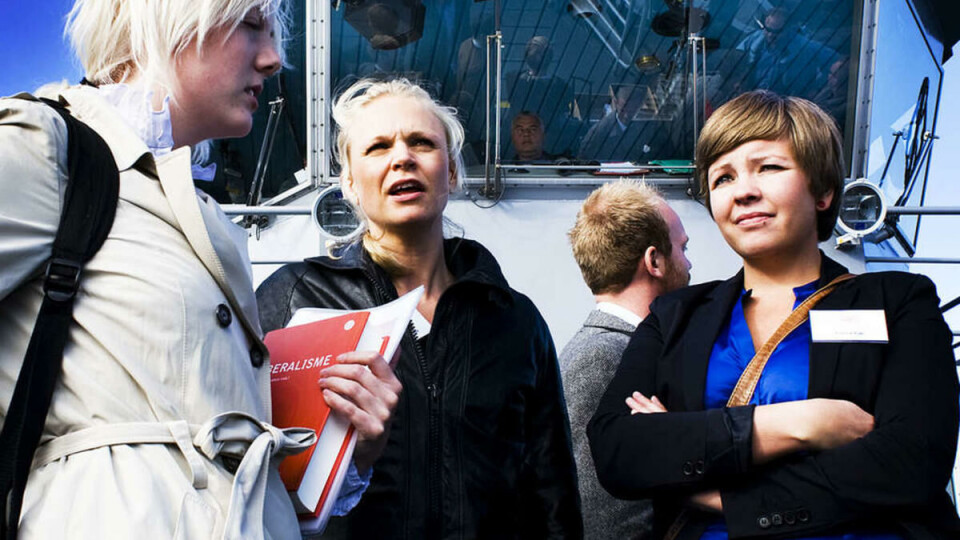 BORGERLIG NETTVERKSBYGGING: Anja Stenersen (t.v.), formann i Oslo FpU; Kristine Blixrud fra konsulentfirmaet Headfield og Kristine Kjær, mastergradsstudent i International business og politics ved Handelshøyskolen i København, på vei ut for å knytte nettverk under Civita-seminaret på Oscarsborg. BORGERLIG NETTVERKSBYGGING: Anja Stenersen (t.v.), formann i Oslo FpU; Kristine Blixrud fra konsulentfirmaet Headfield og Kristine Kjær, mastergradsstudent i International business og politics ved Handelshøyskolen i København, på vei ut for å knytte nettverk under Civita-seminaret på Oscarsborg.