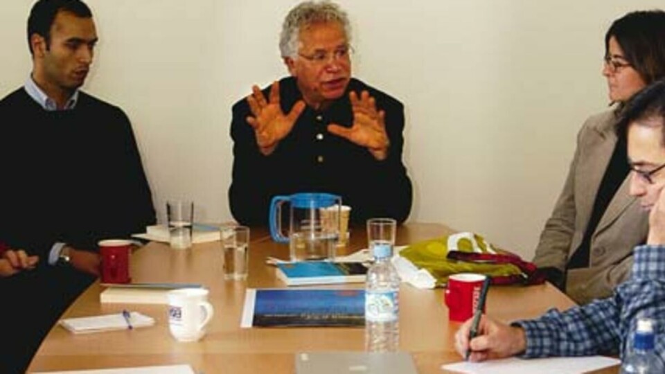 ÆRLIG: Den palestinske lyrikeren Mourid Barghouti gir et verdifullt innblikk i de eksilertes sinn gjennom sin biografiske beretning om sin tilbakevending til Vestbredden. Her fra en presentasjon av boka ved UiO.