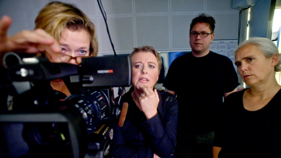 DE GODE HJELPERNE: Scenograf Nina Bergström stiller kamera, mens Anne, Joakim Magnus Taraldsen fra USITs Multimedietjeneste og forestillingens andre scenograf, Malin Redvall, studerer displayet.