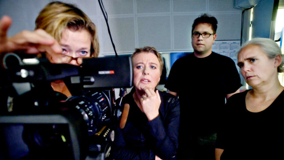 DE GODE HJELPERNE: Scenograf Nina Bergström stiller kamera, mens Anne, Joakim Magnus Taraldsen fra USITs Multimedietjeneste og forestillingens andre scenograf, Malin Redvall, studerer displayet.