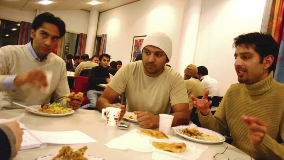 MAT MED BISMAK: Tariq Arshad (f.v.), Yasser Bhatti og Zahir Shah tenker ekstra mye på sine plikter som muslimer denne fastemåneden på grunn av jordskjelkatastofen i Pakistan.
