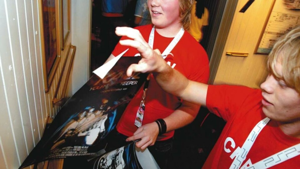 NERVER: Olav Nymoen og Scott Allan henger opp festplakater mens de venter på at studentene skal komme i form.
