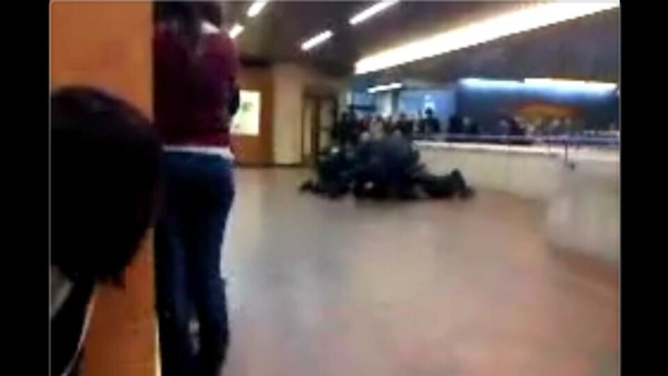 HOLDES NEDE: Det måtte minst fem politimenn til for å få kontroll på studenten Irnes Zeljkovic ble arrestert onsdag denne uka. Foto: YouTube