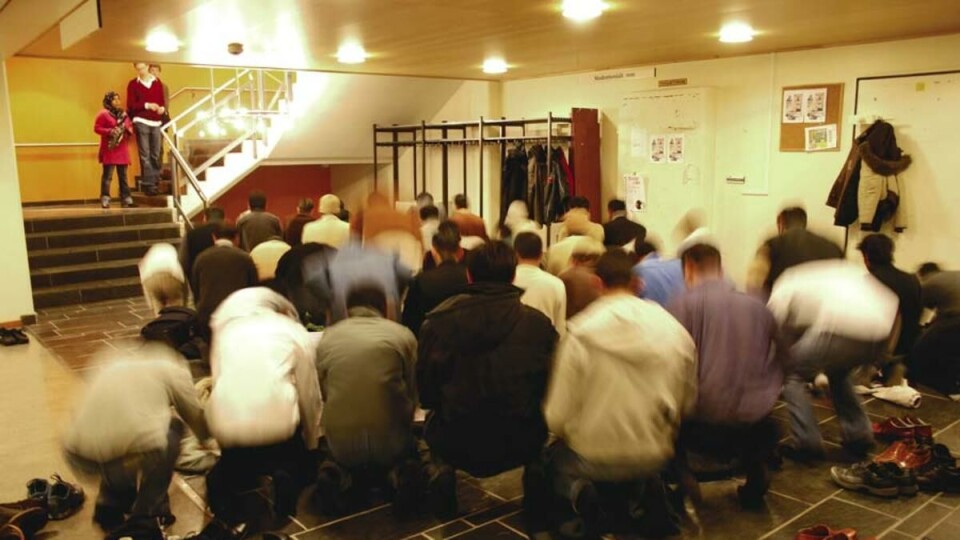 FELLESBØNN: Muslimske studenter ber en felles bønn før fasten brytes.