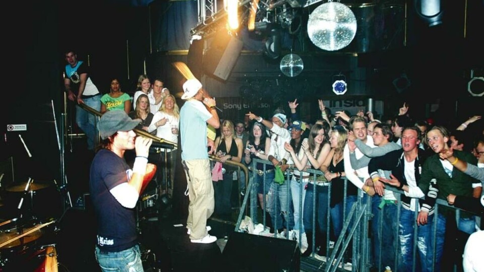RAP OG FYLL: Feststudentene kunne kose seg med mye underholdning, blant annet disse rapperne.