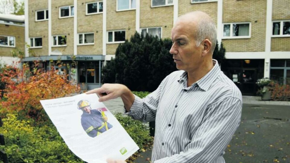 PLAKATRAID: Hver gang en unødvendig alarm går, vil noen henge opp en plakat slik som direktør i studentnboligene, Tom Olstad viser her.