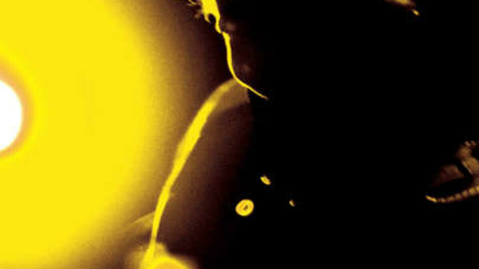 TAR GREP: Øyvind Skarsbø i The Cheaters forsøker å målbinde U1 med gitarstrenger.