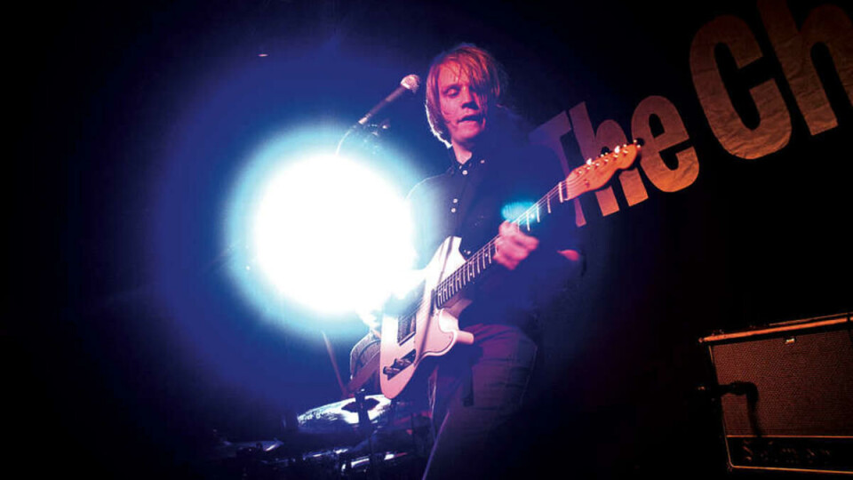 TAR GREP: Øyvind Skarsbø i The Cheaters forsøker å målbinde U1 med gitarstrenger.