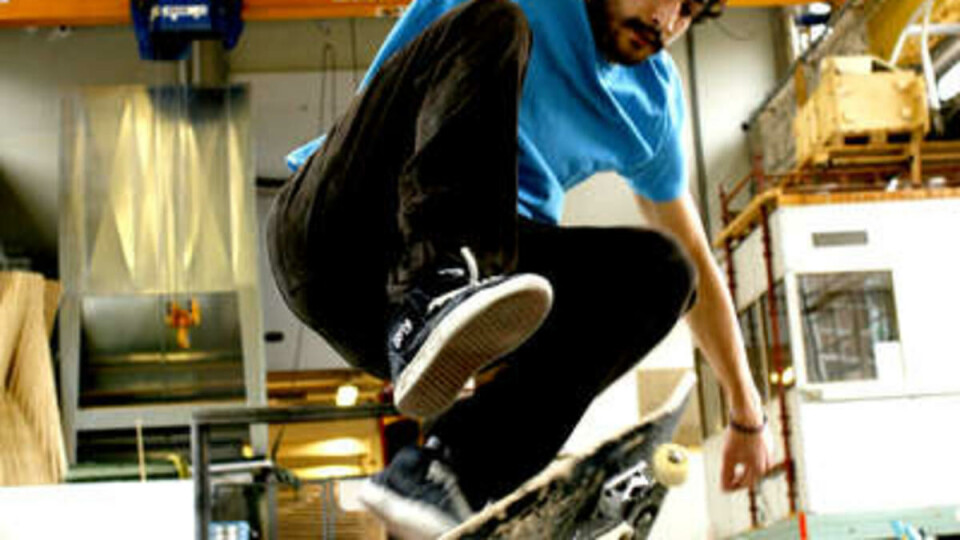 TRIKSING: Navid Navid viser at den skulpturelle rampen fungerer fint til skating.