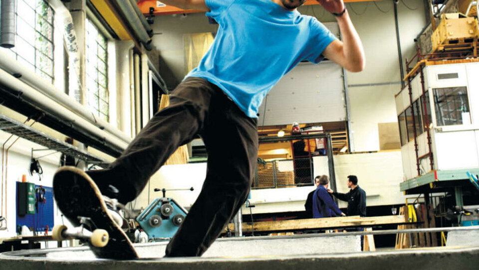 EN SLAGS SLIDE: Navid Navid viser at den skulpturelle rampen fungerer fint til skating