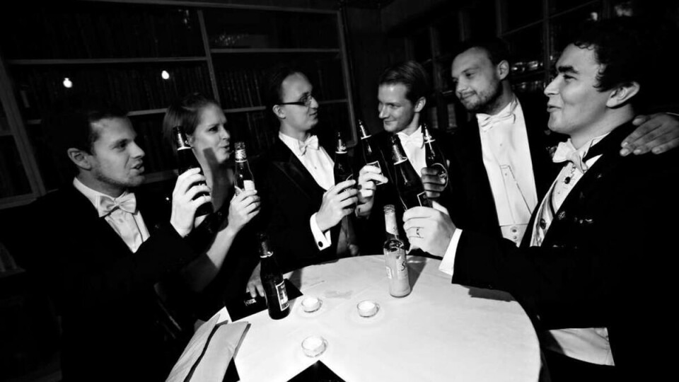 DELEGATER FRA DE FREMMEDE MAGTER: Representanter fra studentforeninger i både Sverige, Danmark og Finland hadde kommet for å feire grisen. Her nytes gratis velkomstdrikke.