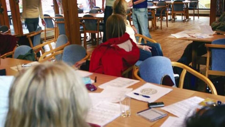PAUSE FRA BORING: Tannlegestudentenes revy førstkommende fredag kommer nok ikke til å kurere tannlegeskrekk hos publikum. Kathrine H. Simonsen (foran) og Ane Vagle gleder seg - de skal både danse og være skuespillere i revyen.