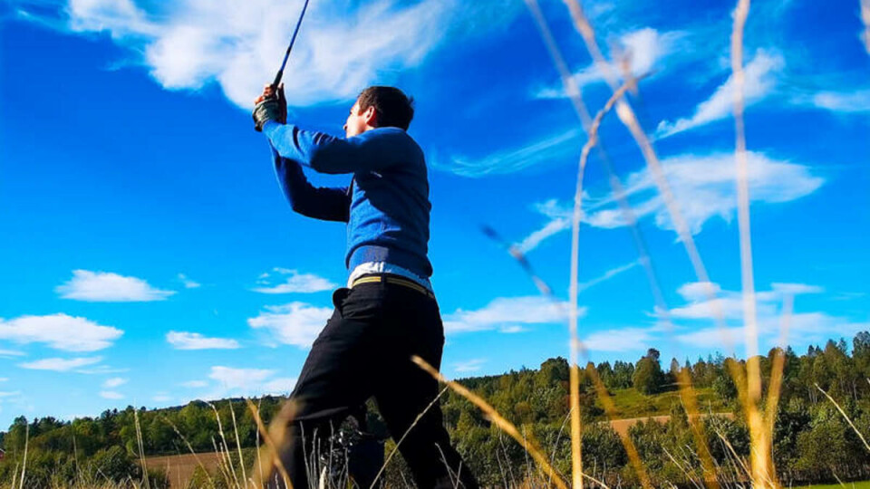 KONSENTRERT SLAG: Det krever konsentrasjon å sende golfballen i riktig retning. Her ved Jens-Aleksander Lydersen fra Norges Handelshøgskole